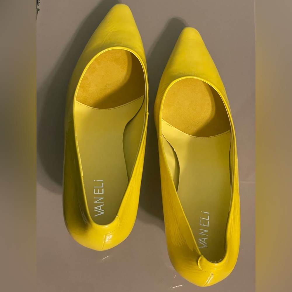 Vaneli. Yellow wrinkle patent leather pump
